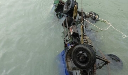 Tin tai nạn giao thông mới nhất ngày 1/10: Xe tải mất lái rơi xuống biển